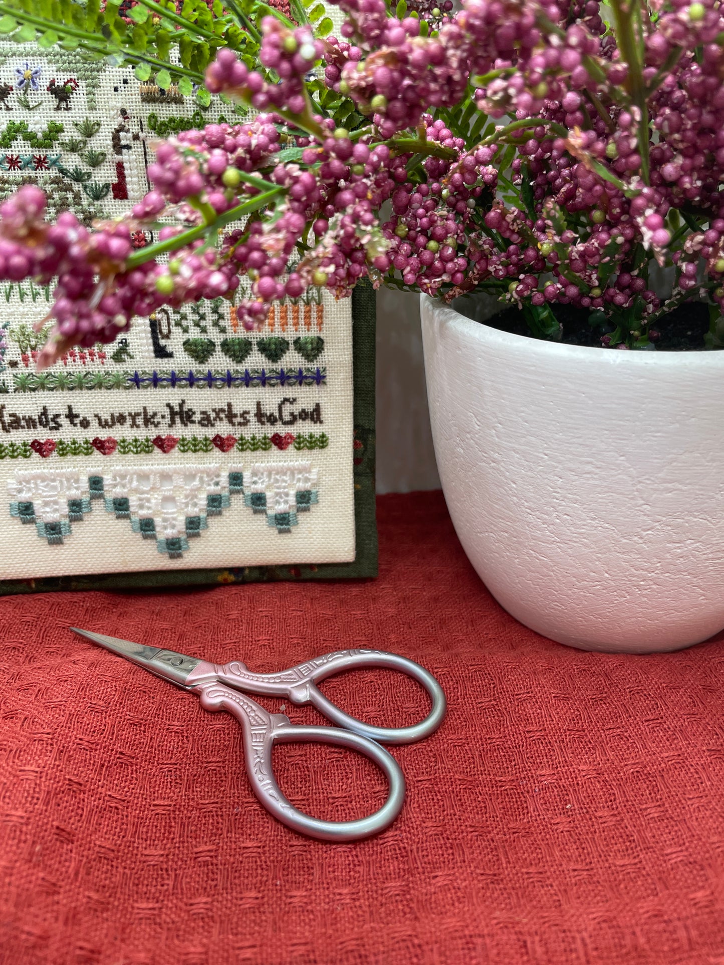 Embroidery scissors