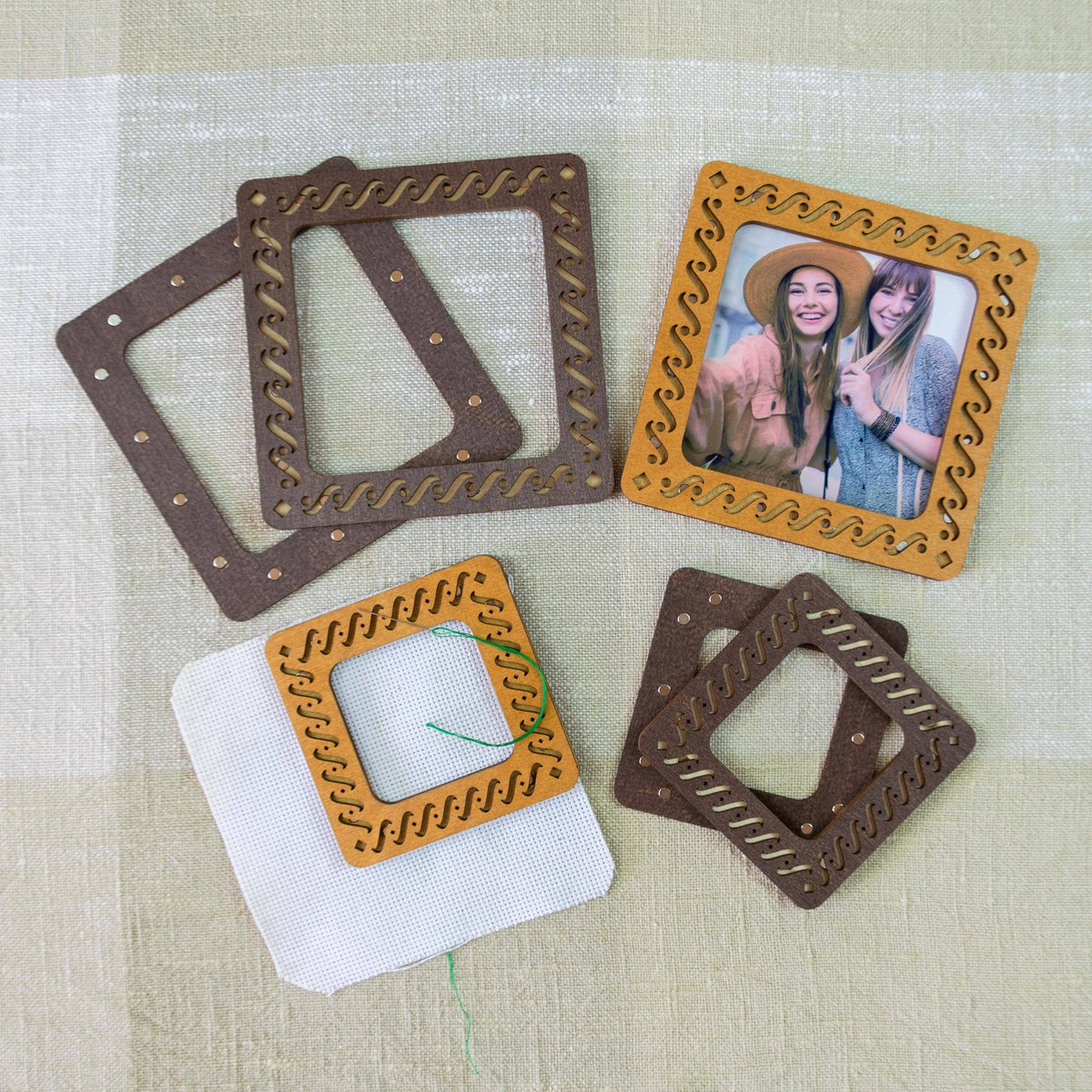 Magnetic cross stitch hoop wooden embroidery frame set